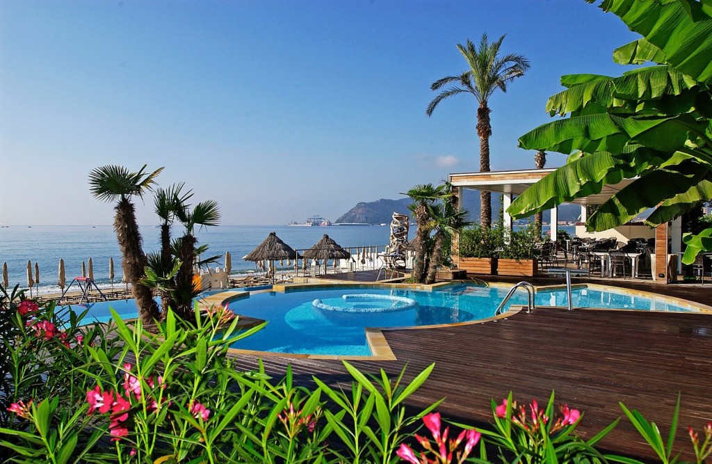 MARE-20HOTEL-20ESTERNO-20CON-20PISCINA-1600x1042